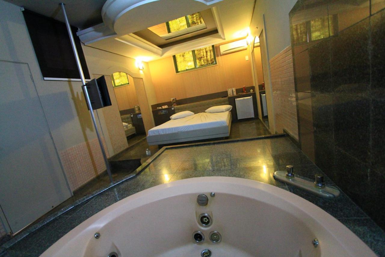 Movie Inn Motel E Hospedagem (Adults Only) Рибейран-Прету Экстерьер фото